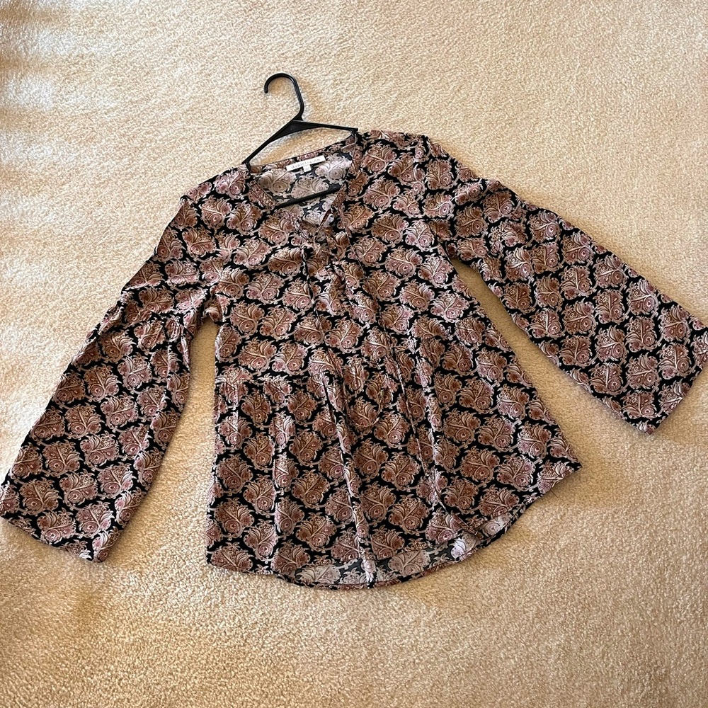 danielrainn brand top. Size Small. Black/brown print fabric.